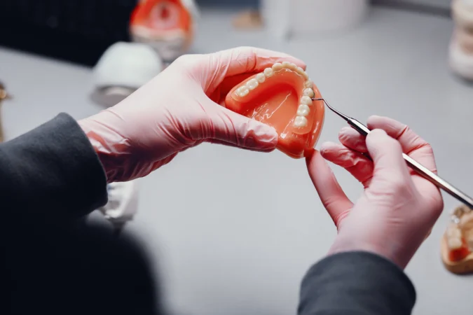 Alternatives aux implants dentaires : retrouvez un sourire sain et sûr de vous