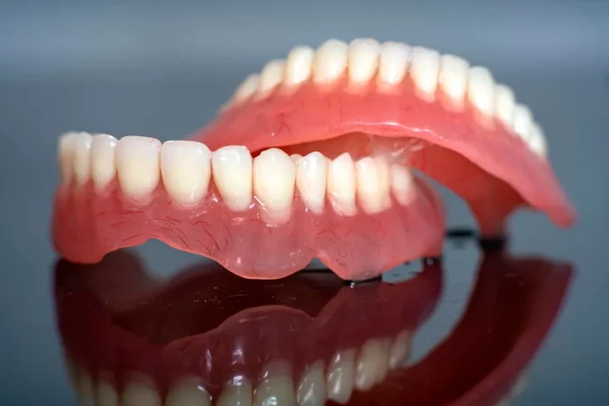 Prix dentier : combien coûte un dentier complet et quel remboursement ?