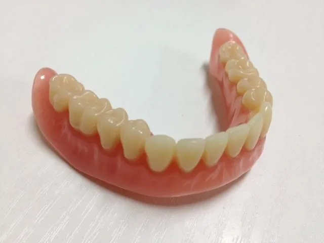 Dentier complet du bas en résine