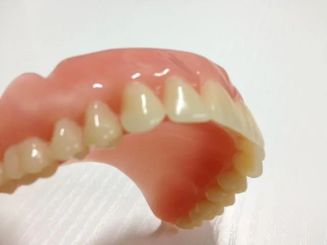 Dentier complet du haut en résine, posé sur une table