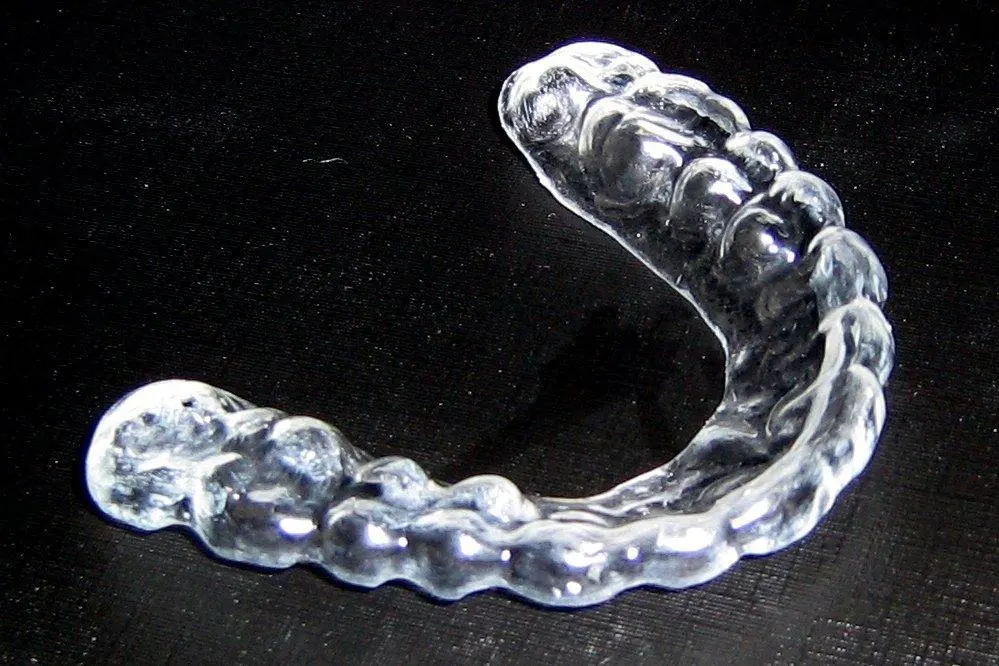 Gouttière occlusale transparente posée sur fond noir